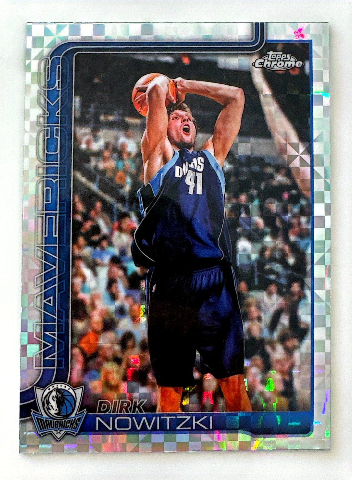 Dirk Nowitzki Topps Chrome Checkerboard Parallel – Dallas Mavericks
